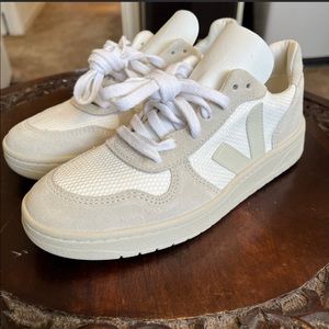 Veja V10 sneakers size 6